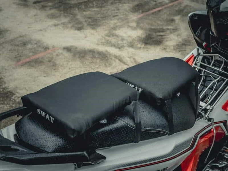 biker có thể trang bị tấm lót chống ê mông khi đi xe máy