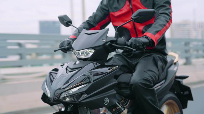 điều khiển xe tay côn lên dốc