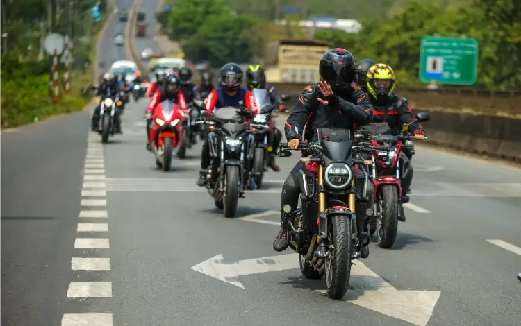 biker-di-theo-nhom-su-dung-tai-nghe-de-giu-lien-lac